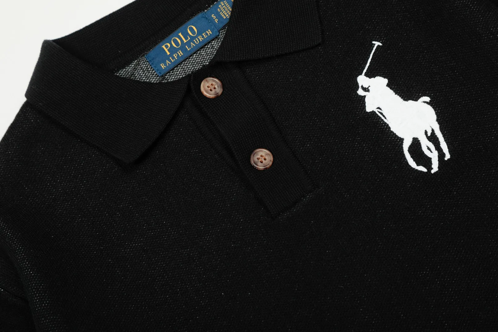 P250 Top quality" Style number: DS164# (not off the shelves all year round) [Ralph Lauren autumn and winter Malaysia embroidered logo knitted POLO lapel sweater] ✅Ralph Lauren Ralph Lauren classic basic lapel POLO same style knitted autumn and winter sweater for men and women ✅Main supplier platform live broadcast Wholesale entity Replenish when out of stock Not off the shelf ✅ZP quality 1:1 version Scan the code to enter the GF website Counter quality ✅Detailed quality is the only one in Guangzhou Imported quality cotton yarn, 750g weight, focusing on high-end, cost-effective, good quality, needless to say, ✅The version is restored to the original order, the maximum size can be worn up to 190 pounds, loose, comfortable and stress-free, ✅The upper body is simple and easy to match, a must-have for male gods. Good-looking clothes are never picky. A must-have in couples' wardrobes. Size: S-XL. Color: Milk white, gray, black and white, black and red, navy white label, navy red label